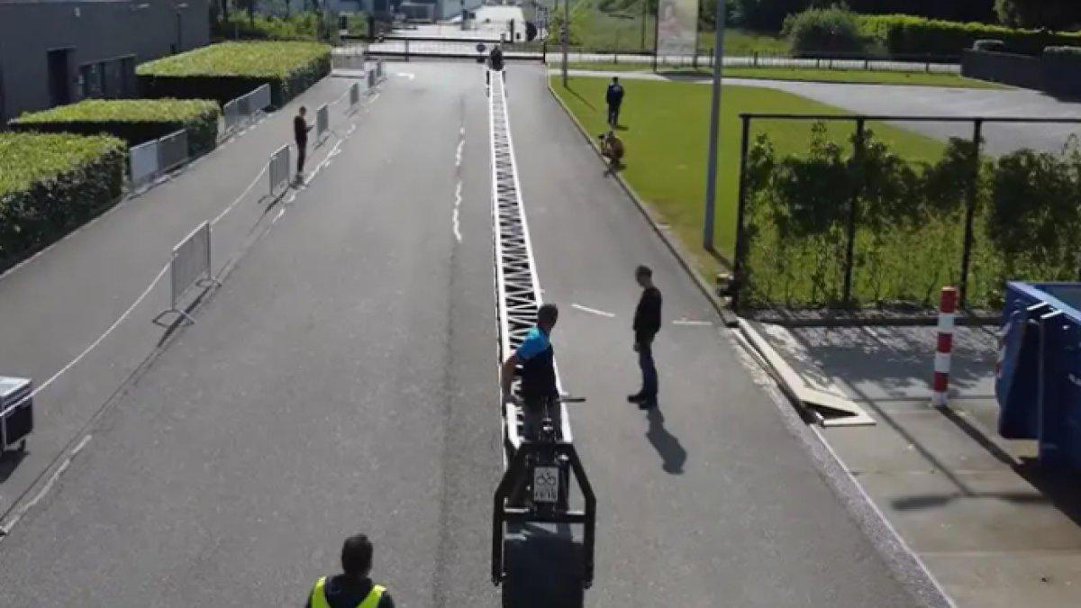 viral sepeda terpanjang di dunia sepanjang 55 meter,bisa dikendarai,pembuatnya 8 insinyur