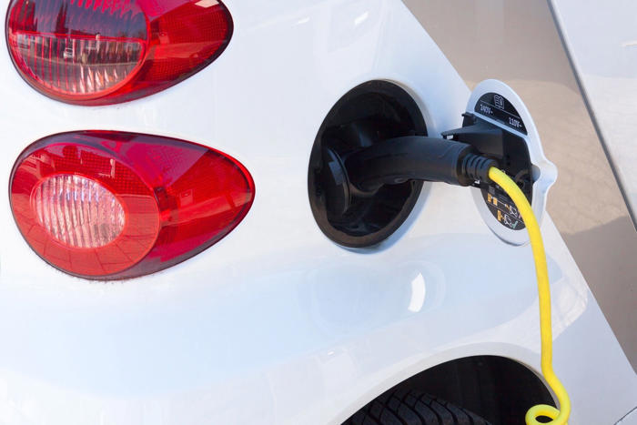 el calor afecta a los coches eléctricos: a esta temperatura (habitual en españa) pierden un tercio de su autonomía