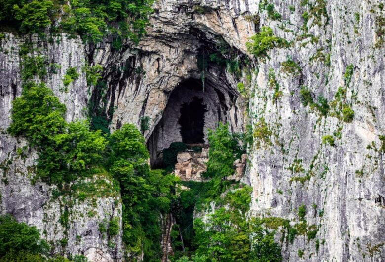 a due passi da como riapre il buco del piombo, la grotta delle meraviglie che cela un’incredibile storia