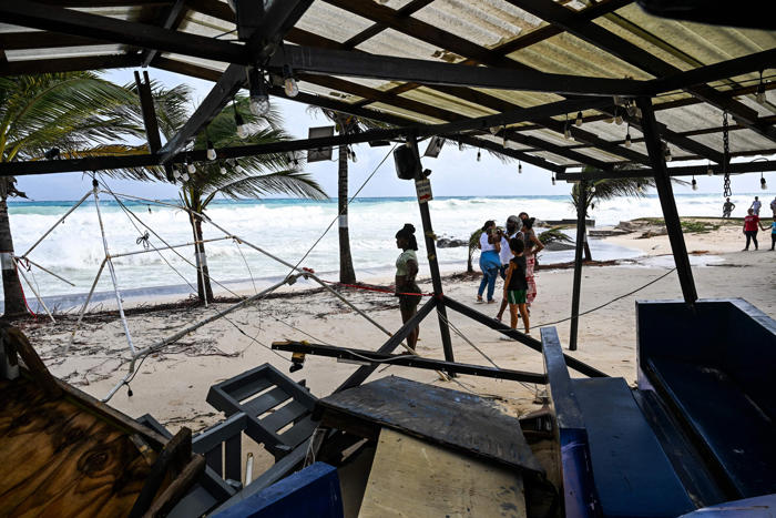 l’ouragan béryl, relevé en catégorie 5, coupe des îles antillaises du reste du monde