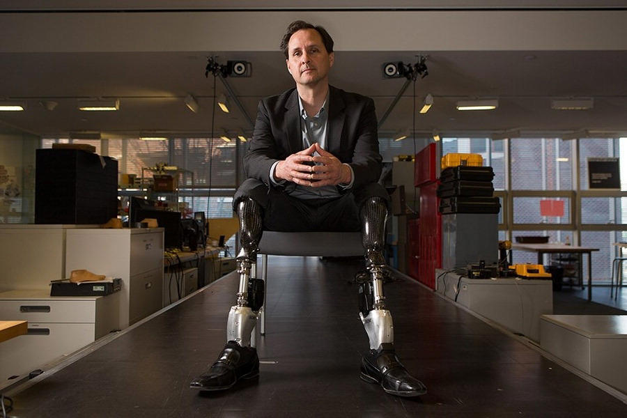 다리절단 장애입은 mit 교수 뇌로 제어하는 로봇의족 개발
