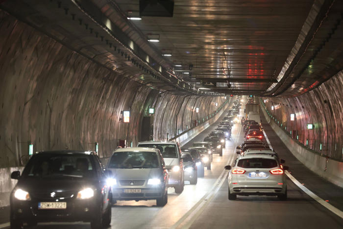 blisko 5 milionów kierowców w tunelu pod świną. 