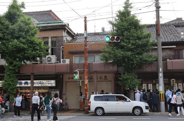 京都市内に「奇跡的」に残る超レア鉄道遺産 デザインは擬宝珠、ufo、ベレー帽…「豆餅」名店の前にも
