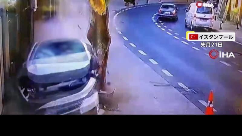 猛スピードでカーブ曲がれず街路樹に衝突…乗用車が一回転し前方が粉々に トルコ