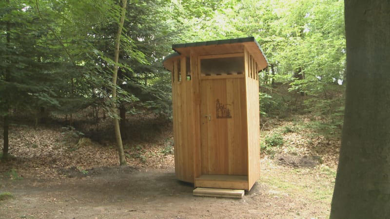 prachovské skály mají konečně toalety. alespoň nebudeme muset do lesa, pochvalují si turisté