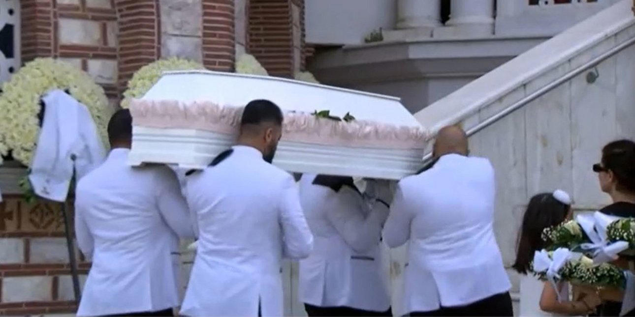 χαλκιδική: θλίψη στην κηδεία της 13χρονης που σκοτώθηκε από κεραυνό -απαρηγόρητοι οι γονείς