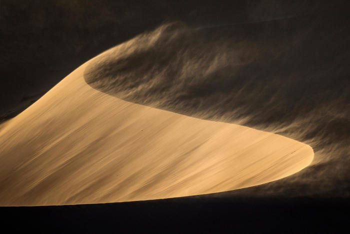 bufera di vento e sabbia: in mille fuggono dal festival birichina di gatteo mare