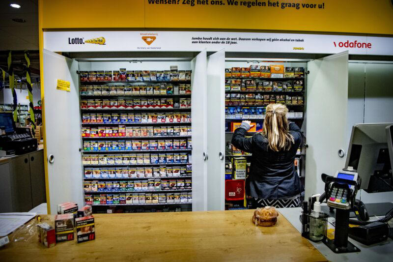 zo compenseren supermarkten €3 miljard aan verloren tabaksomzet: cadeaupakketten bij jumbo, koffiebekers bij spar