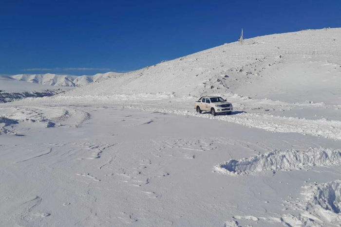 heftige schneefälle: hunderte trucker gestrandet, wichtige straße völlig eingeschneit