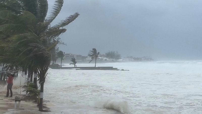 l'uragano beryl colpisce i caraibi, le immagini della tempesta più potente in venti anni