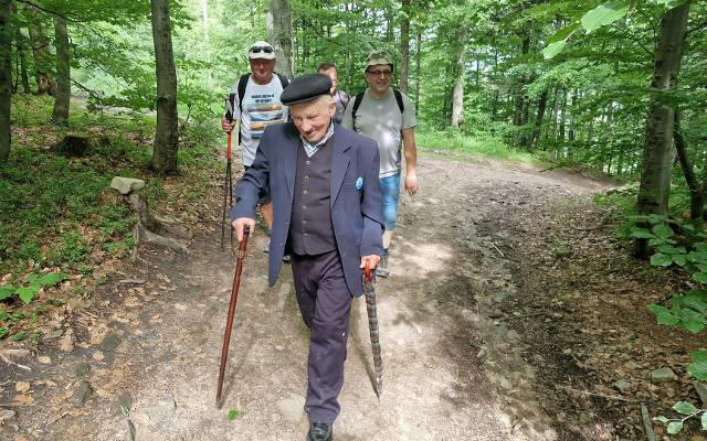 niebywałe! 97-letni piechur wyszedł na szlak beskidu wyspowego. 