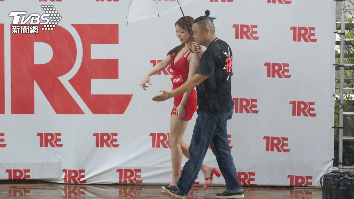 邰智源雨中密會日本av女優？ 「甜撐一把傘」照片曝光