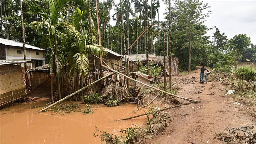 hindistan'da aşırı yağışların yol açtığı sel ve toprak kaymalarında 16 kişi öldü
