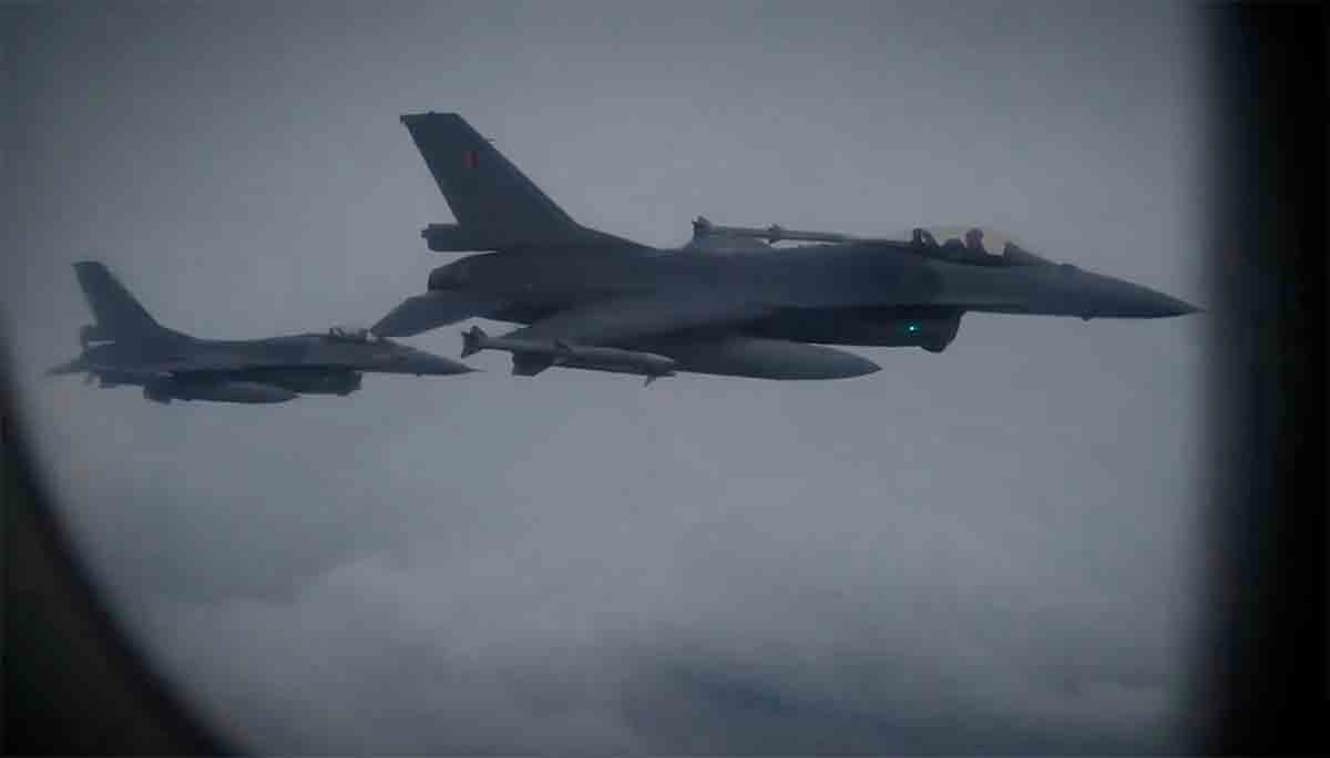 nederland formaliseert de overdracht van 24 f-16 gevechtsvliegtuigen aan oekraïne