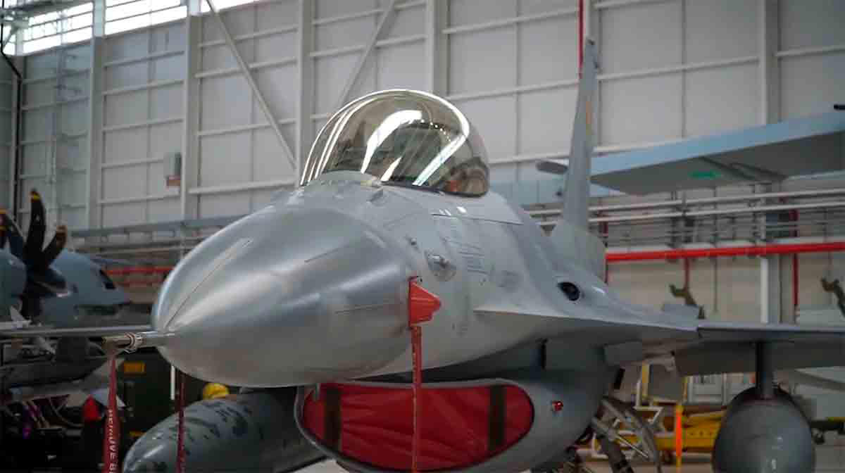 nederland formaliseert de overdracht van 24 f-16 gevechtsvliegtuigen aan oekraïne