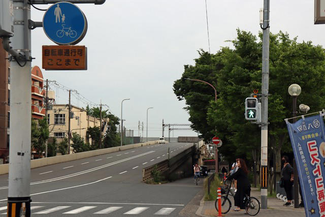 京都市内に「奇跡的」に残る超レア鉄道遺産 デザインは擬宝珠、ufo、ベレー帽…「豆餅」名店の前にも