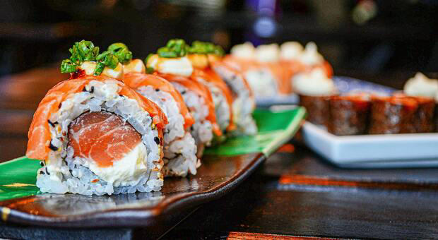 sushi, il piatto da non ordinare per ridurre il rischio di intossicazione alimentare: «così si può gustare la cena e proteggere la salute»