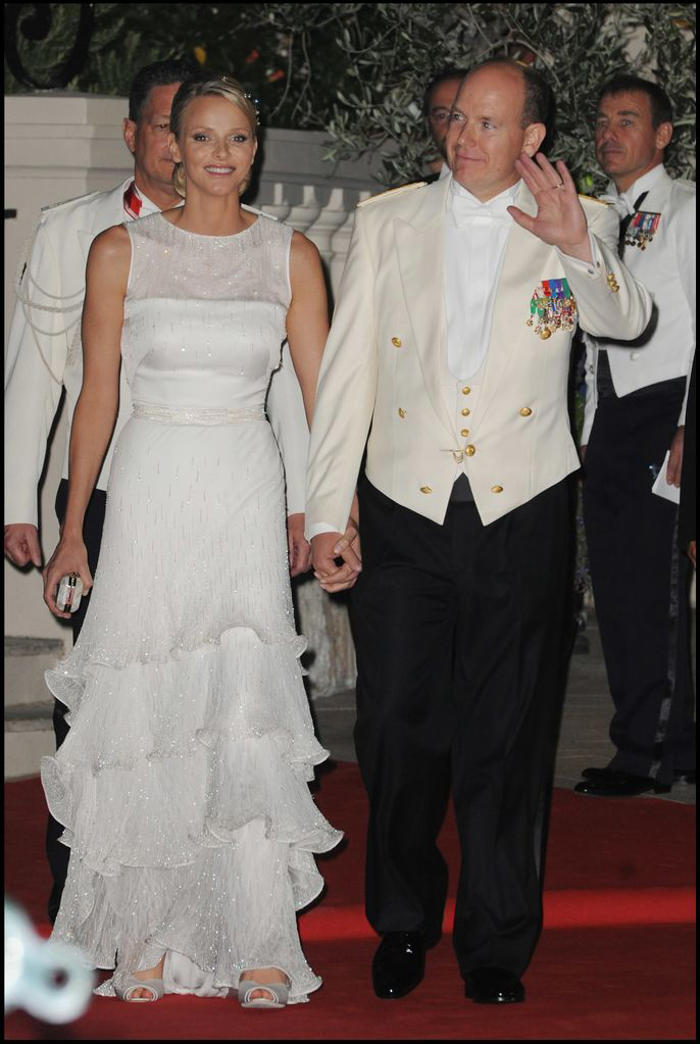 recordamos el vestido de novia de charlene de mónaco, un look bordado con 40.000 cristales de swarovski