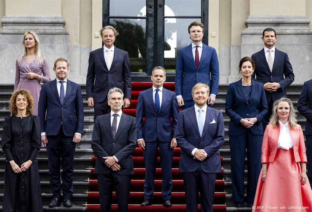 koning willem-alexander poseert met nieuw kabinet op bordes