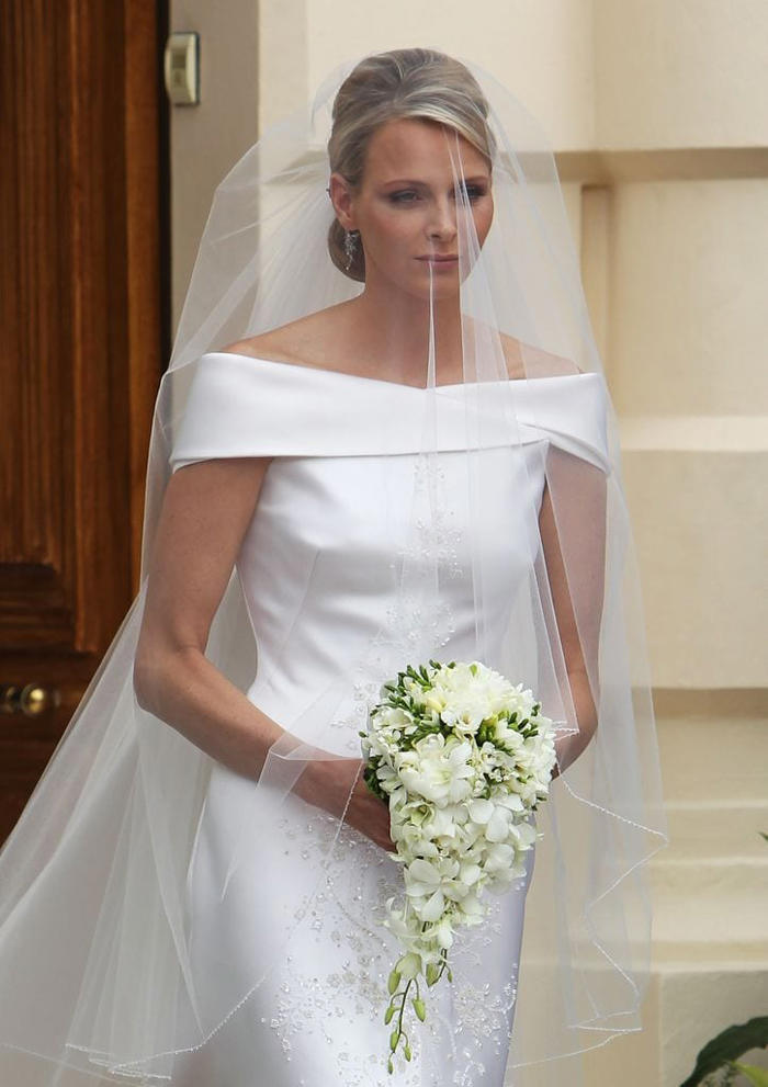 recordamos el vestido de novia de charlene de mónaco, un look bordado con 40.000 cristales de swarovski