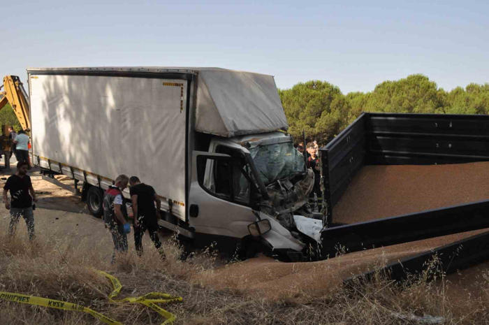kamyonet, buğday yüklü römorka arkadan çarptı: 3 ölü, 1 yaralı