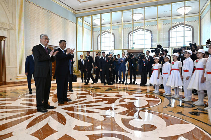xi llega a kazajistán en visita de estado y para participar en la cumbre de la ocs