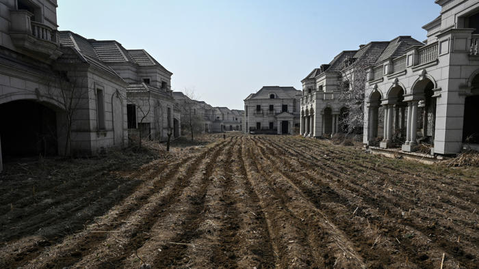 lost places in china: das steckt hinter den verlassenen villen und geisterstädten