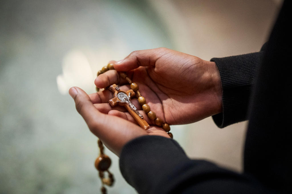 elever måste närvara vid bön – skola kritiseras