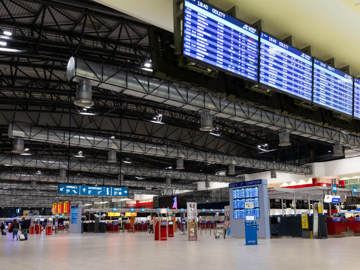 kolaps na pražském letišti. vázne odbavování, lidé odlétají bez kufrů