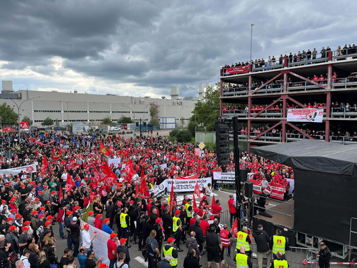 tausende protestieren gegen verkauf von mercedes-autohäusern