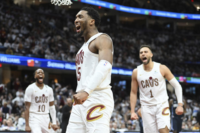 donovan mitchell agrees to a 3-year, $150.3m contract extension with the cavaliers, ap source says