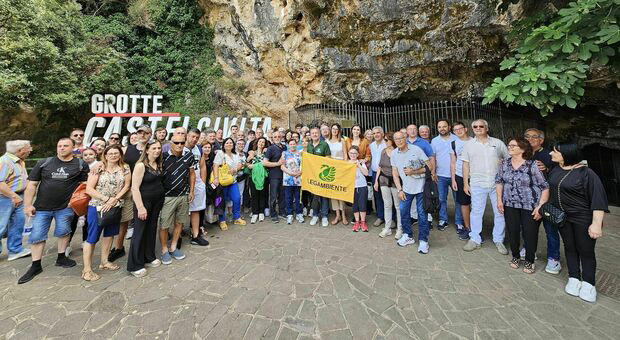 baronissi, 50 famiglie virtuose in visita-premio alle grotte di castelcivita: hanno effettuato una buona differenziata