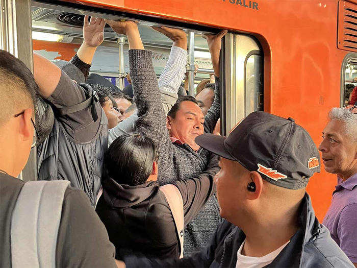 metro cdmx: usuarios reportan más de 30 minutos para abordar un tren en línea b