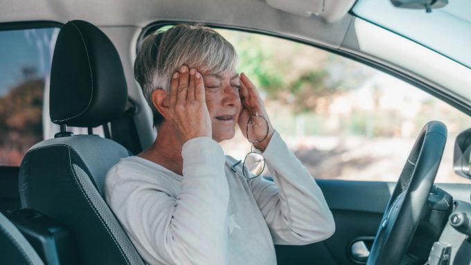 les automobilistes de plus de 70 ans bientôt interdits de conduite en cas d'arthrose ?