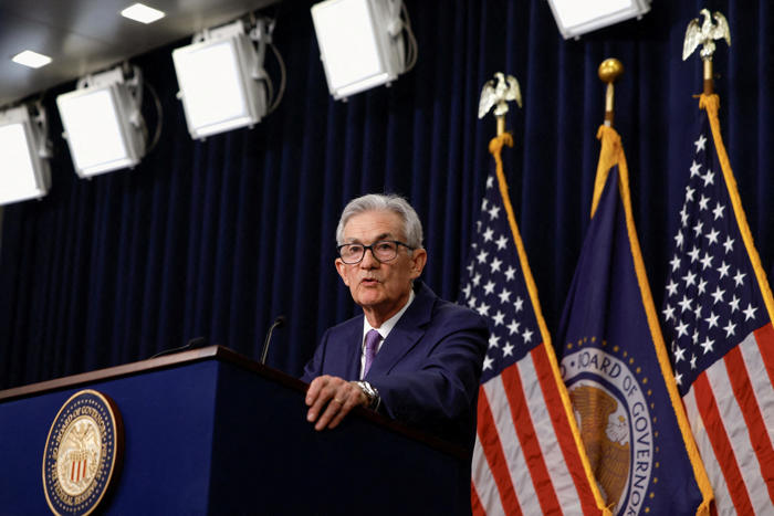 powell says fed waiting on rate cuts for more evidence inflation is easing