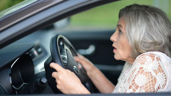 les automobilistes de plus de 70 ans bientôt interdits de conduite en cas d'arthrose ?