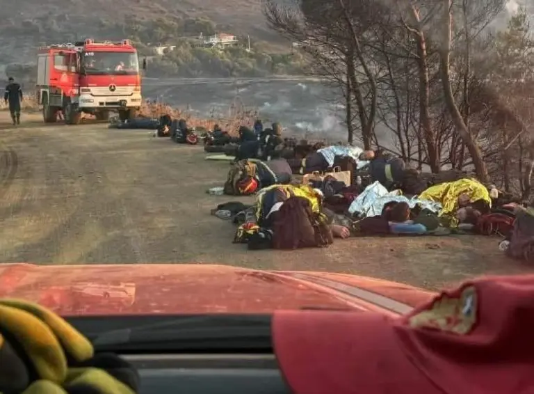 Πυροσβέστες σε σημείο εξάντλησης – Η φωτογραφία που συγκλόνισε τη χώρα μετά τη φωτιά στην Κερατέα