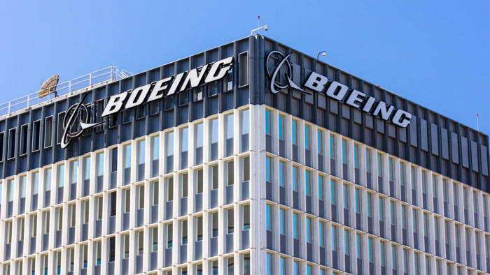 boeing agrees to buy fuselage-maker for nearly $5 billion