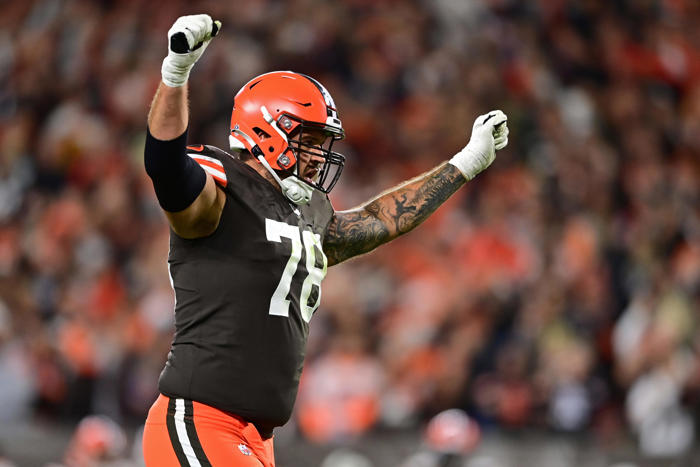 browns rt jack conklin announces his return as training camp nears