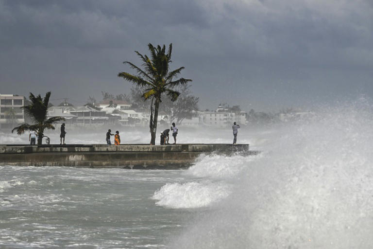 l'ouragan béryl fait au moins 4 morts dans les antilles et se dirige vers la jamaïque