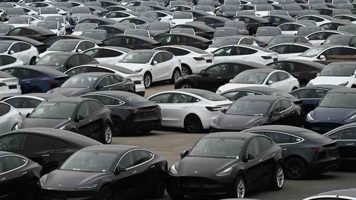 tesla delivered fewer vehicles to customers for the second quarter in a row