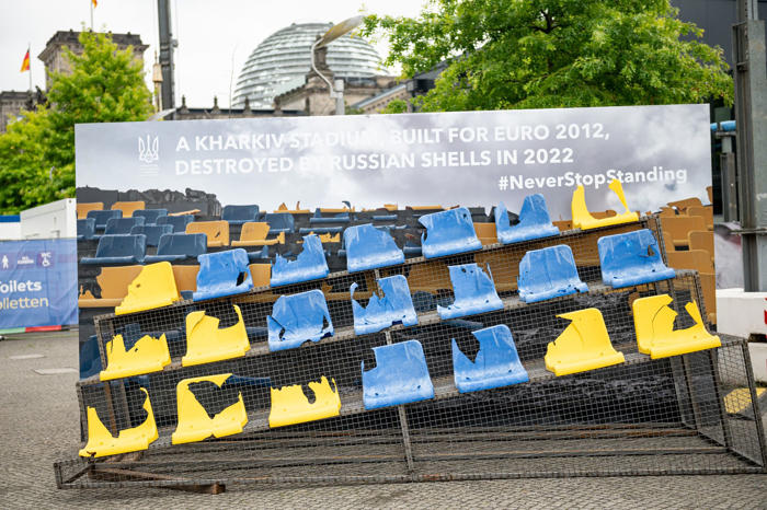 zerstörte stadiontribüne aus charkiw in berlin ausgestellt