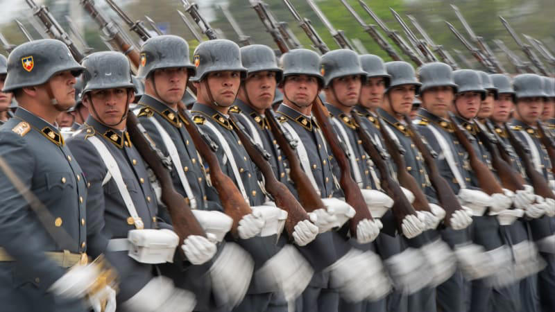 chilskou armádu téměř nerozeznáte od německé. podívejte se, v čem neohroženě pochoduje