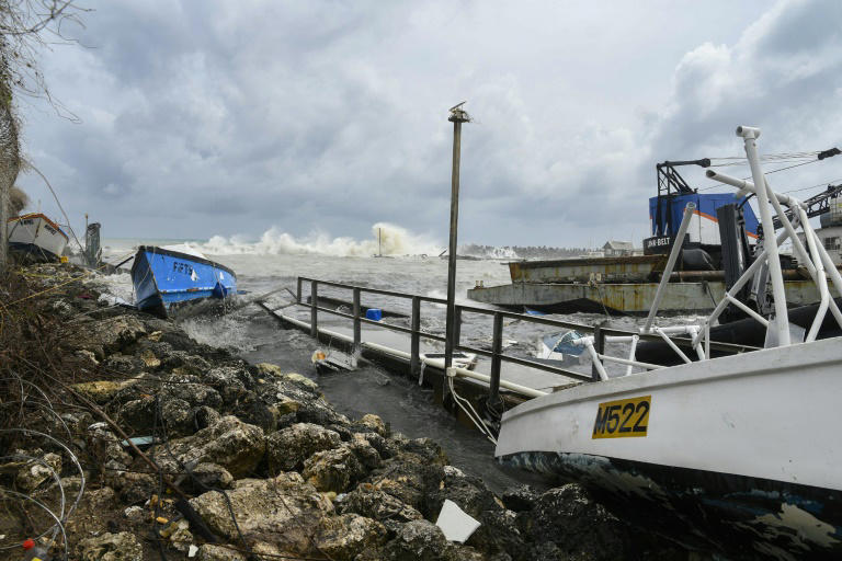 l'ouragan béryl fait au moins 4 morts dans les antilles et se dirige vers la jamaïque