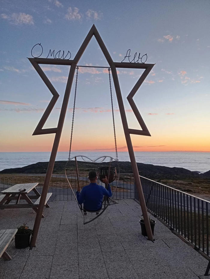 na serra da estrela há um novo baloiço em forma de coração que é o mais alto de portugal
