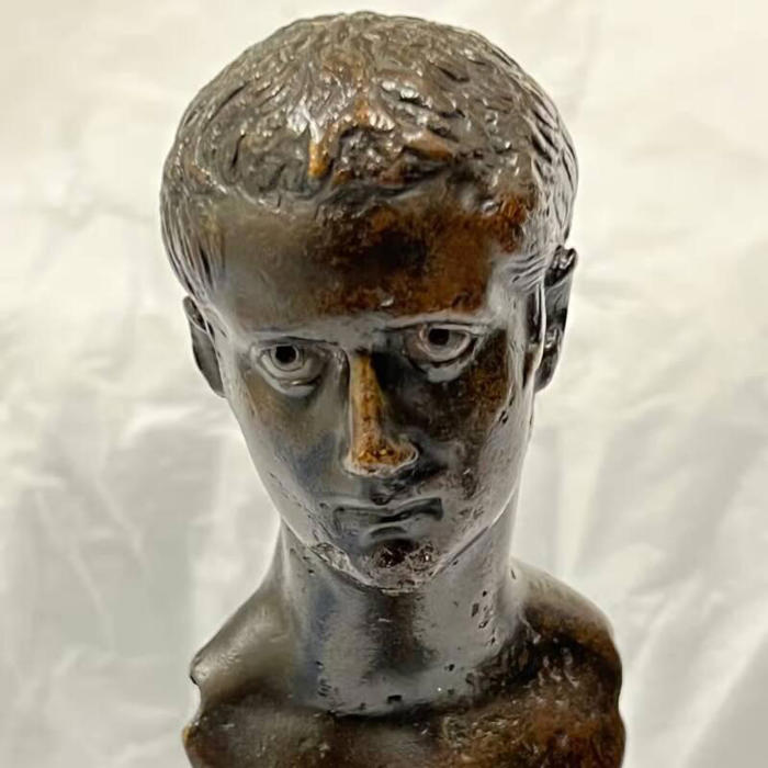 busto milenar de calígula é recuperado após 200 anos desaparecido