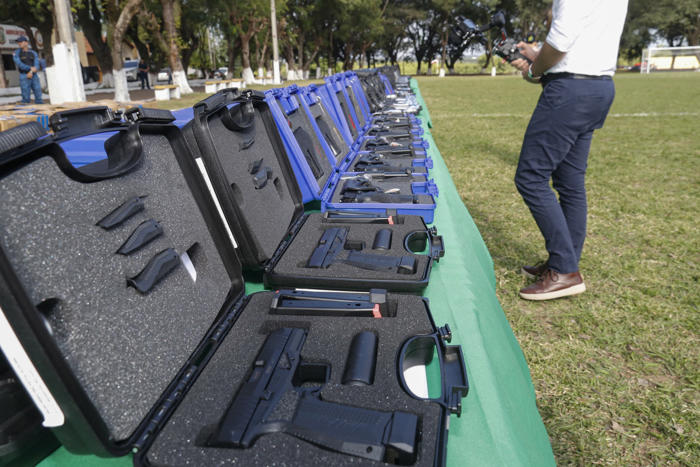 la policía paraguaya recibe más de mil armas incautadas en un operativo de tráfico internacional