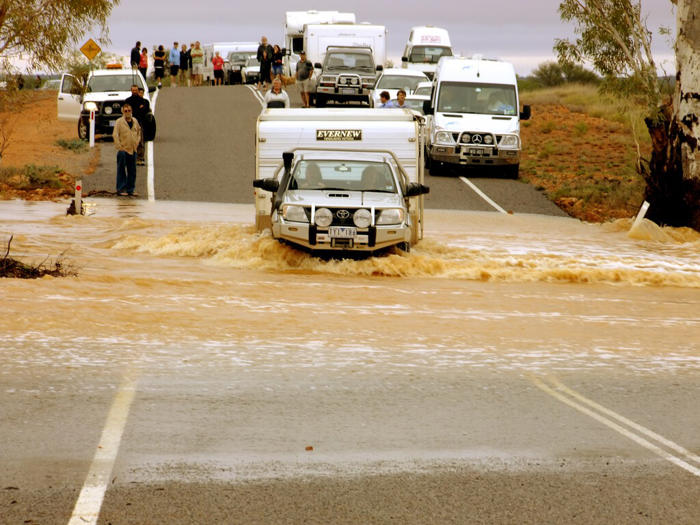 cómo pasar charcos y calles inundadas en un carro