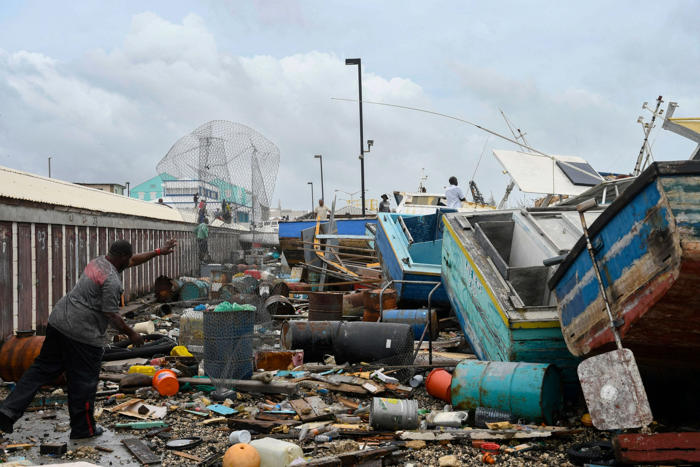hieman laantunut hurrikaani beryl on surmannut ainakin viisi ihmistä karibianmeren alueella – jamaikalaisia kehotetaan suojautumaan koko keskiviikon ajan