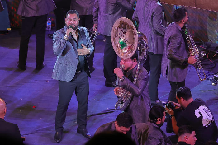 vocalista de ‘banda ms’ sorprende a turistas en mazatlán con un concierto improvisado